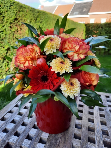 Kleurrijke bloemencreatie rood