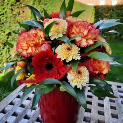 Kleurrijke bloemencreatie rood